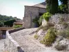 Ла-Роке-сюр-Сезе - Наклонная мощеная аллея и каменный дом