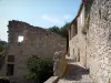Ла-Роке-сюр-Сезе - Руины, узкая мощеная аллея и фасад каменного дома