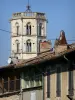 Мальвезин - Готическая восьмиугольная колокольня церкви Сен-Мишель и фасады домов Бастиды