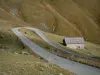 Маршрут Гранд Альпы - Дорога Круа-де-Фер с каменным зданием и горными пастбищами