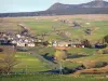 Массив Мезенца - Региональный природный парк Monts d'Ardèche: дома в деревне Эстабль, окруженные пастбищами, у подножия горы Мезенк