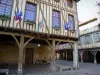 Мирепо - Средневековая бастида: фахверковый фасад ратуши и деревянные галереи центральной площади (Place des Couverts)
