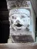 Мирепо - Средневековая Бастида: деревянная скульптура (резная голова) Дома Консулов