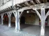 Мирепо - Средневековая Бастида: деревянная галерея центральной площади (Place des couverts)