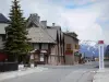 Монженевр - Col de Montgenèvre (1860 метров над уровнем моря), дороги и дома горнолыжного курорта (зимний и летний спортивный курорт)