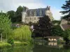 Монреаль - Ренессансный замок, деревья, дома деревни, прачечная и река (l'Indrois)