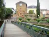 Мон-де-Марсан - Пешеходный мост через реку Миду с видом на романский дом с музеем Дубален