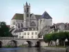Морэ-сюр-Луан - Церковь Нотр-Дам, Бургундские ворота, дома средневекового города, мост через реку Лоинг и деревья на краю воды