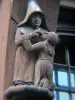 Морэ-сюр-Луан - Деревянная статуя (скульптура), украшающая фасад старого дома