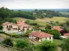 Мугрон - Вид на крыши домов в деревне и ее зеленые окрестности