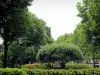 Нейи-сюр-Сен - Обсаженный деревьями сквер