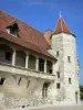 Нерак - Замок Анри IV (музей): ренессансная башня и галерея старинного здания