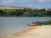 Озеро Байрон - Песчаный пляж, лодка, водохранилище и берег