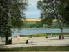 Озеро Байрон - Центр досуга: песчаный пляж с деревьями, летние посетители и водохранилище