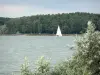 Озеро Дер-Шантекок - Парусная лодка плывет по озеру Дер, и берег поднят