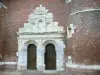 Парфондваль - Ренессансный белокаменный портал церкви Сен-Медар; в Тьераше