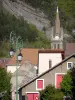 Пейзажи Дофине - Деревня Корпуса: церковный шпиль, дома, фонарный столб, деревья и горы
