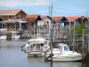 Пейзажи Жиронды - Бассен д'Аркашон: порт Ларрос с устричными хижинами и пришвартованными лодками в городе Гужан-Местрас