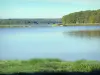 Пейзажи Йонны - Озеро Бурдон в зеленом окружении