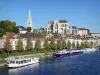 Пейзажи Йонны - Осер : аббатство Сен-Жермен, дома на берегу реки Йонна и лодки, пришвартованные у набережной Марин