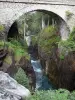 Пейзажи Пиренеев - Pont d'Espagne (камень), охватывающий реку и ручей, ограниченный скалами и растительностью в Пиренейском национальном парке