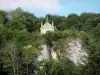 Пейзажи Doubs - Часовня Saint-Ermenfroi, деревья и каменная стена, в Cusance