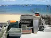 Пирайян - Оборудование для устриц на пляже и лодки, плавающие в море бассейна Аркашон