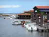 Порт Ларрос - Устричные хижины и пришвартованные лодки; в муниципалитете Гужан-Местрас, в бассейне Аркашона
