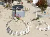 Порт-Луи - Морское кладбище и его песчаные гробницы с раковинами