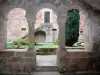 Приорат Комберумаля - Grandmontain Priory of Comberoumal: аркады главы дома с видом на монастырский двор