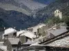 Робот Evolution - Вид на шпиль Андреевской церкви и дома с шиферными крышами деревушки Эвол; в Региональном природном парке каталонских Пиренеев