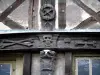 Руанский - Aître Saint-Maclou: балки, вырезанные с деталями (орнаментами), жуткие и фахверковые