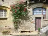 Сегура-ле-Шато - Бойерский дом украшен вьющимся кустом роз