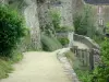 Сент-Suzanne - Променад де ла Потерна, у подножия крепостных валов средневекового города