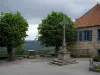 Сен-Жорж-Нигремон - Деревенский каменный дом, деревья, смотровая площадка (таблица ориентации) на окрестностях и грозовое небо