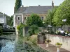 Сен-Кале - Река Аниль, цветочные украшения и дома города