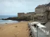 Сен-Мало - Песчаный пляж, терраса в кафе, скалы, бастион, крепостные стены и здания города короля Малуина
