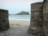 Сен-Мало - Укрепления города Корсар Малуин с видом на песчаный пляж, море и Национальный Форт (крепость)