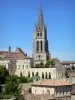 Сен-Эмильон - Колокольня монолитной церкви и фасады средневекового города
