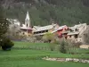 Серр-Шевалье - Serre-Chevalier 1400 (Le Bez), горнолыжный курорт (курорт зимних видов спорта): колокольня церкви и дома деревушки Без, луга и деревья