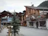 Серр-Шевалье - Serre-Chevalier 1350 (Chantemerle), горнолыжный курорт (горнолыжный курорт): ель на переднем плане, улица, шале и магазины