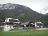 Серр-Шевалье - Serre-Chevalier 1500 (Le Monêtier-les-Bains), горнолыжный курорт (курорт зимних видов спорта): кресельные подъемники (подъемники) и горы, весной