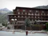 Серр-Шевалье - Serre-Chevalier 1350 (Chantemerle), горнолыжный курорт (курорт зимних видов спорта): шале и гора