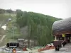 Серр-Шевалье - Serre-Chevalier 1350 (Chantemerle), горнолыжный курорт (курорт зимних видов спорта): торговый центр Serre d'Aigle, склон Люк Альфанд, кресельная канатная дорога (подъемник) и деревья, весной