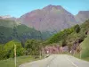 Сомпорт Пасс - Сомпорт Пасс-роуд с видом на Пиренейские горы, в Пиренейском национальном парке