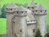Турнемир и замок Анжони - Средневековая крепость и ее четыре башни, увенчанные перечницами