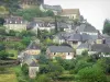 Тюренн - Вид на часовню капуцинов и дома деревни на вершине холма