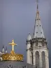 Тяжелые - Domaine de la Grotte (святыни, религиозный город): корона и золотой крест купола базилики Божией Матери Розария и башенка базилики Непорочного Зачатия (Верхняя Базилика)
