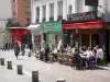 Улица Скунса - Терраса ресторана и магазины на улице Муффетард