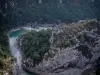 Ущелье дю Вердон - Балконы Мески, вид на скалы, деревья, кустарники и слияние (смесь вод) Вердона и Артюби (Вердонский региональный природный парк)